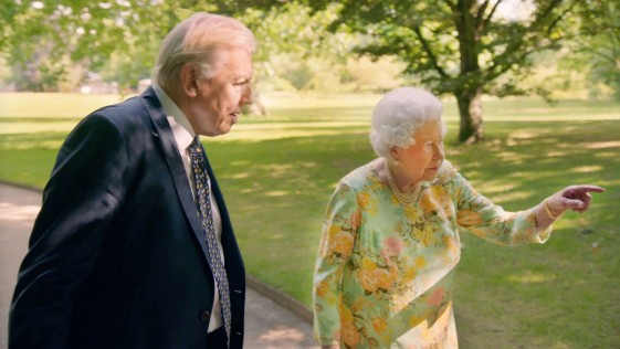 Azt ismeri, hogy II. Erzsébet és David Attenborough sétál a kertben?