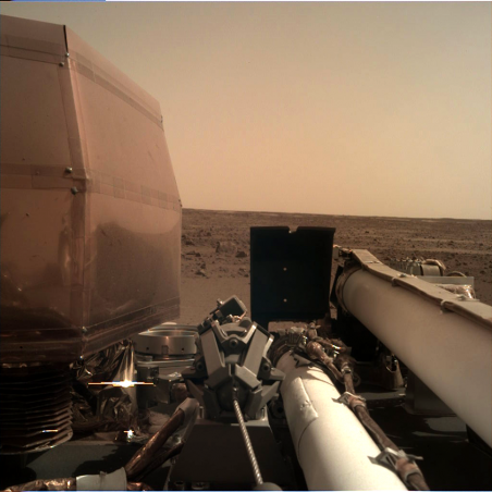 Már meg is érkezett az InSight első éles fotója a Marsról