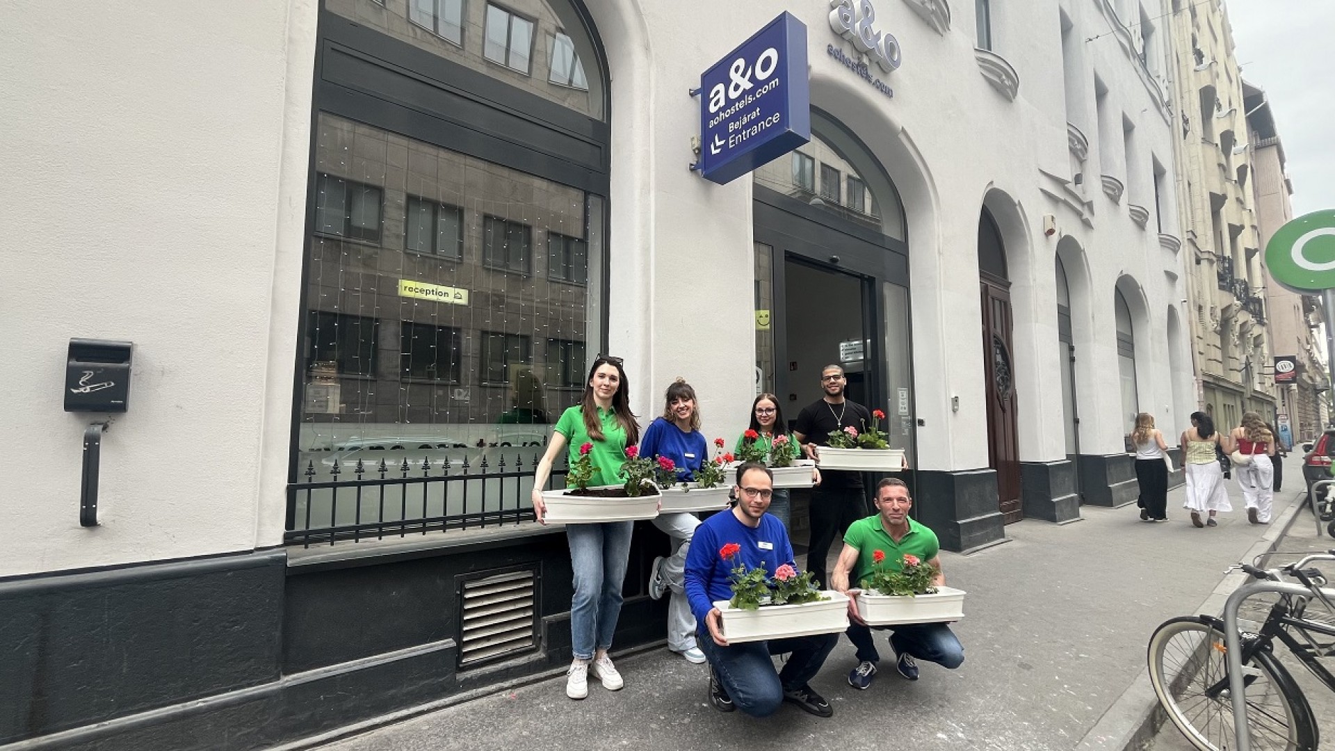 Közösségi virágültetés a VII. kerületi Csengery utcában